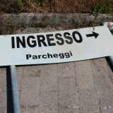 Per terra, i cartelli che un tempo indicavano gli ingressi